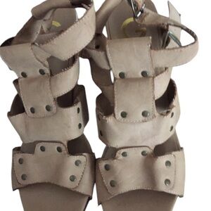 𝅺Guess size 10 tan  Boho strappy platform heels